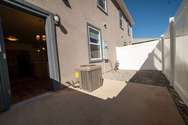 Building Photo - 3 Bedroom 2 1/2 Bath Townhome with Garage