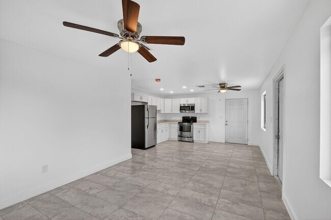 Building Photo - 917 W 2nd St