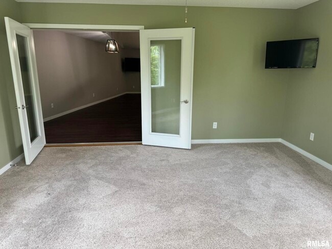 Building Photo - 18 Elmwood Dr