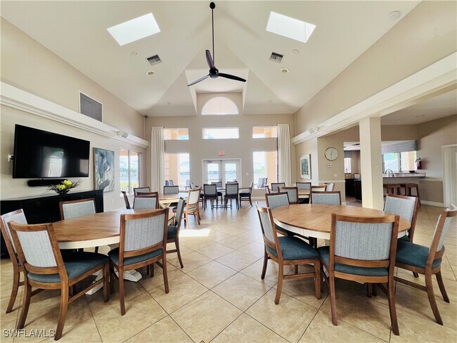 Building Photo - 3250 W Crown Pointe Blvd