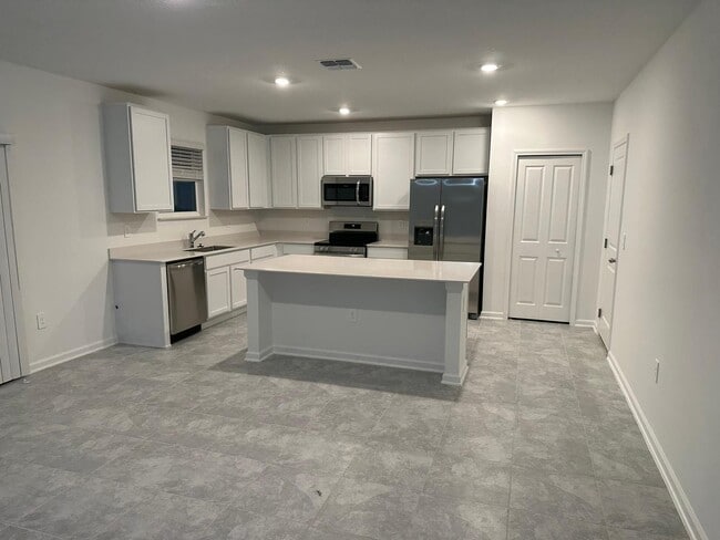 Building Photo - 4 Bed / 2.5 Bath Home – Available Septembe...