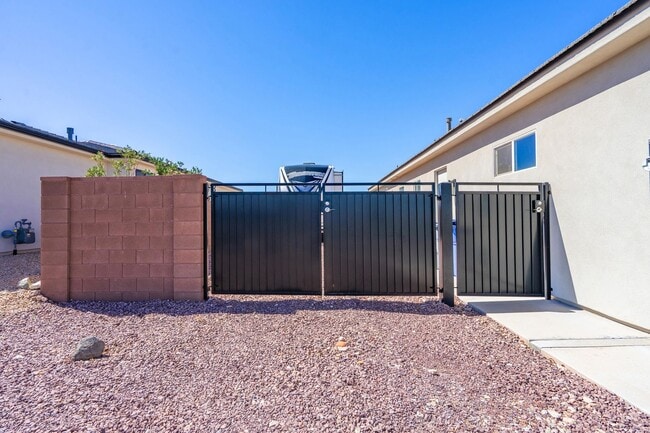 Building Photo - Stunning 5 Bed, 3 Bath Home with a 3 Car Garage