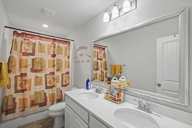 Building Photo - Stunning 5 Bed/3.5 Bath Home in Buckhead East