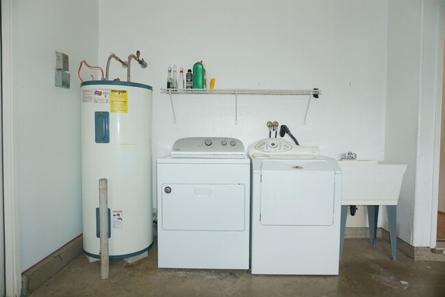 Building Photo - Centrally located Waipahu Single Family Home!