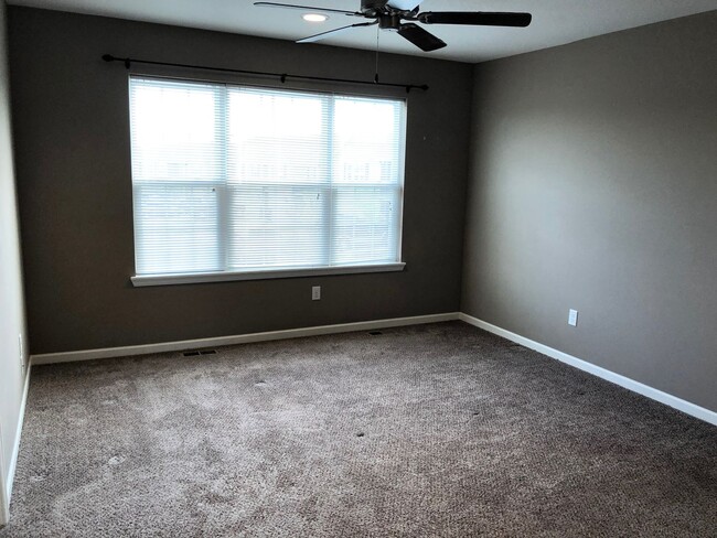 Building Photo - 3 Bed Townhome Grain Valley