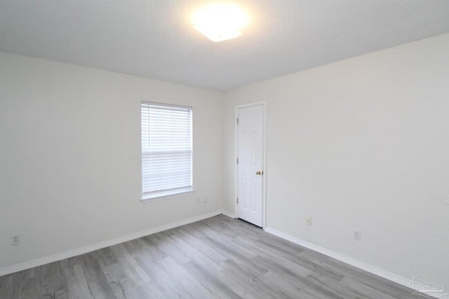 Building Photo - 2432 Gulf Breeze Ave