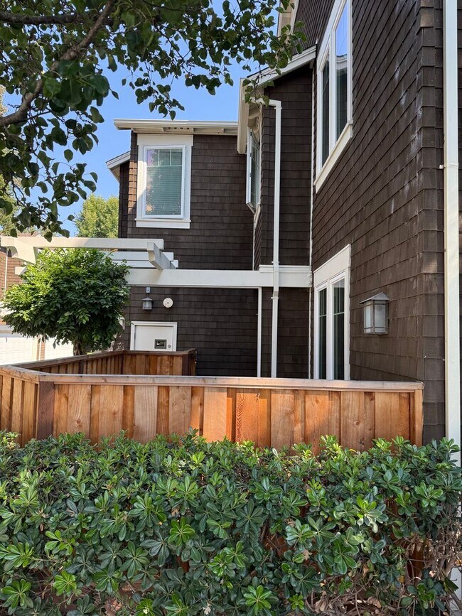 Building Photo - Welcome to this beautiful 3 bedroom, 2.5 bathroom home located in Cotati!