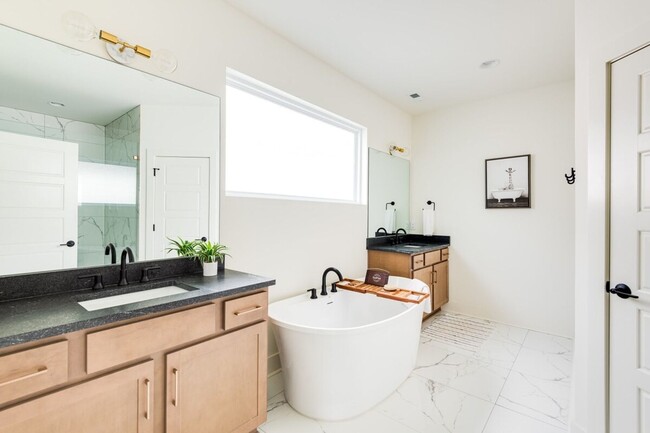 Building Photo - Fully Furnished - Designer Home (Flexible Lease Options)