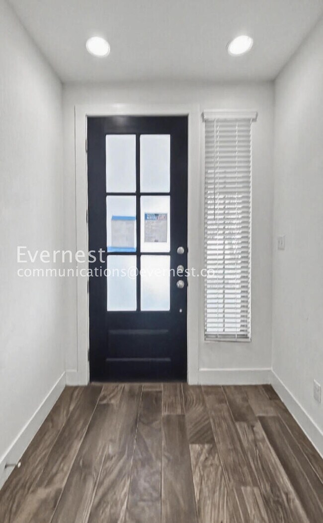 Building Photo - 3 Bed, 2 Bath Home with Fenced Yard & Garage / Pet-Friendly / Available Now!