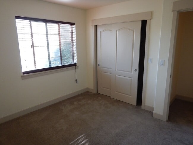 Building Photo - 2 Story, 3 Bedroom, 3 Bathroom House in He...