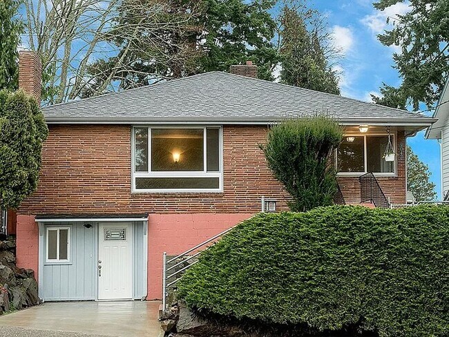 Building Photo - Classic Fauntleroy Home on a Spacious Lot ...
