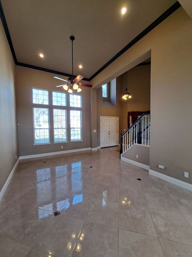 Building Photo - Spacious 5-Bedroom Fresno Home with Garage and Backyard!