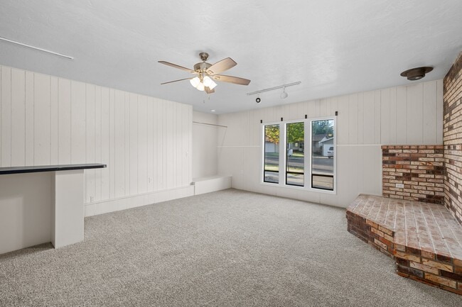 Building Photo - 2077 Hill Way
