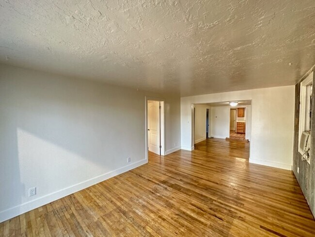 Building Photo - 285-287 N Center St Tri Plex
