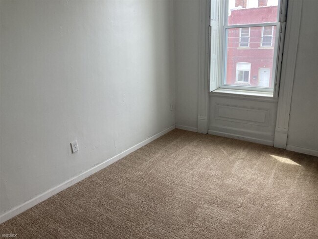Building Photo - 2 br, 1 bath Triplex - Uptown close Point ...