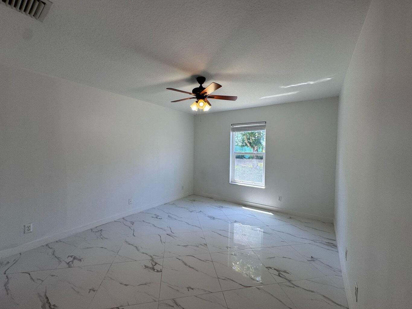 Building Photo - 240 Malibu Cir