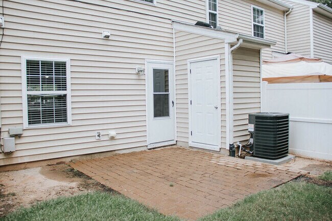 Building Photo - Beautiful Durham Townhome For Rent