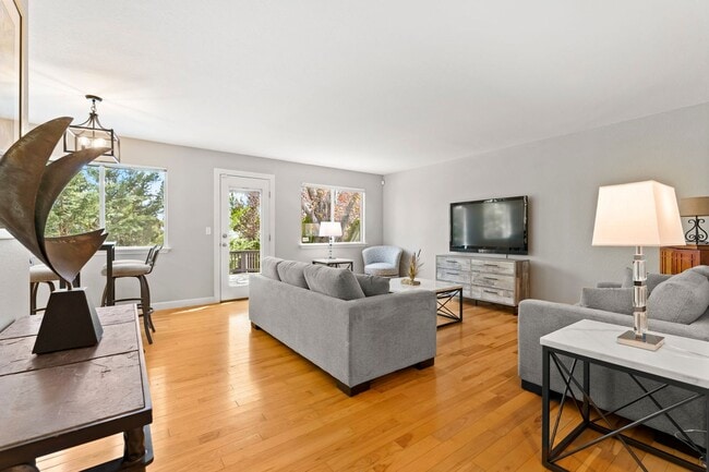 Building Photo - Fully Furnished Modern Home With Great Location