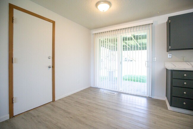 Building Photo - *** 3 Bedroom Woodburn home available now ***