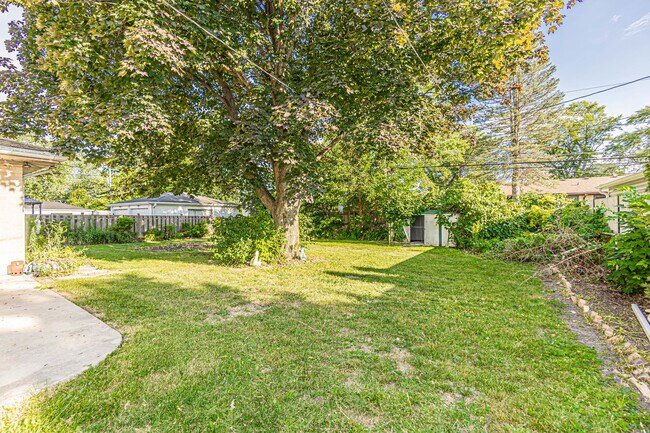 Building Photo - 1767 E Cree Ln