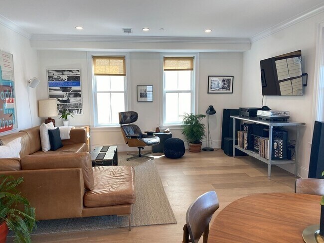 Building Photo - 163 Leyden St