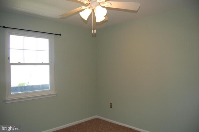 Building Photo - 131 Red Haven Dr