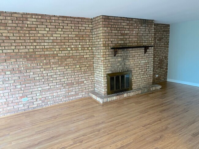 Building Photo - 5500 Hillcrest Ln