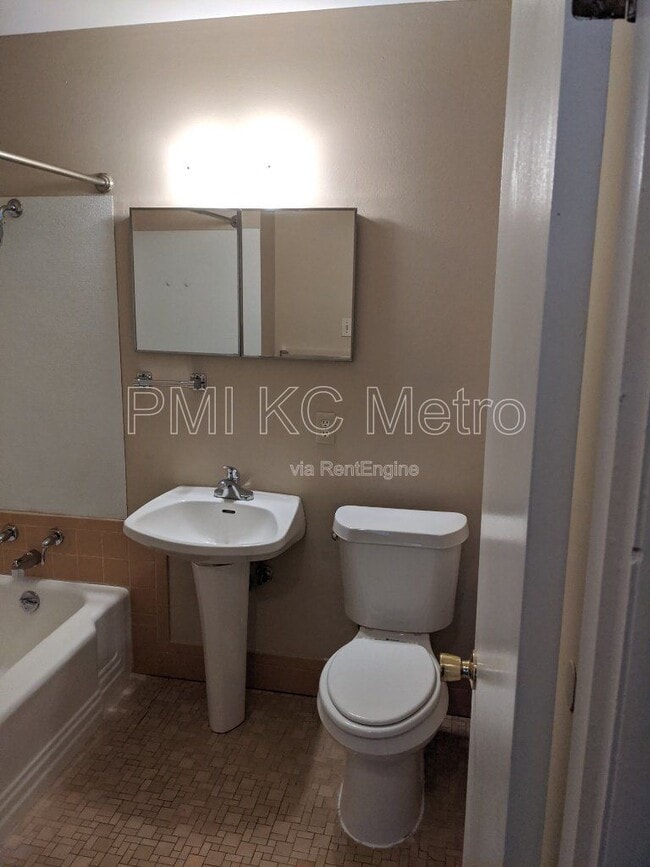 Building Photo - 3207 NE 48th Terrace