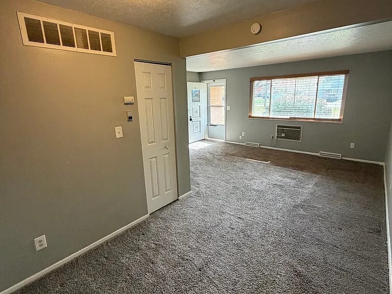 Building Photo - 2472 Warren Pky