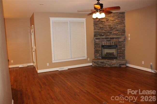Building Photo - 886 Promenade Walk