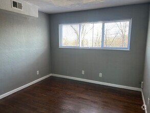 Building Photo - This 750 sq ft beauty could be yours!!!