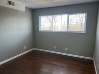 Building Photo - This 750 sq ft beauty could be yours!!!