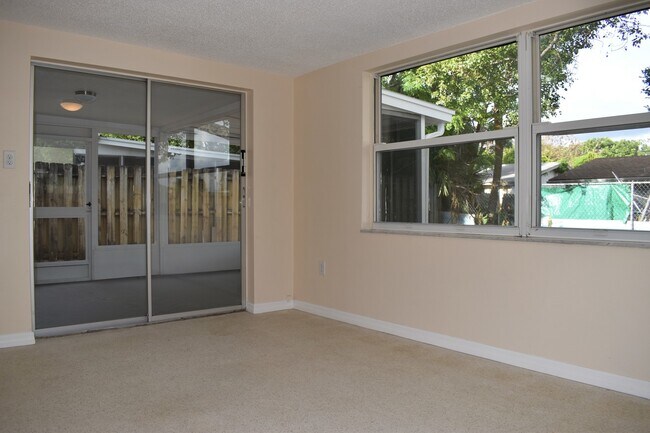 Building Photo - 2 Bedroom 1.5 Bath