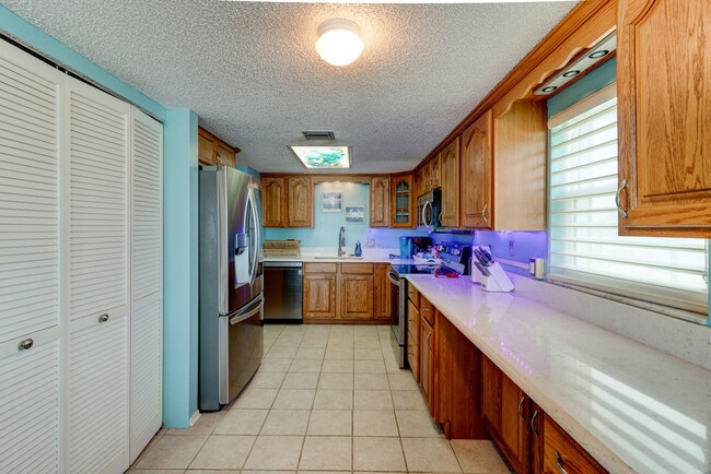Building Photo - 2294 Ocean Shore Blvd