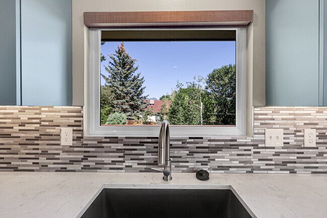 Building Photo - $3,600, 4-Bed, 3-Bath Updated Home in Mani...