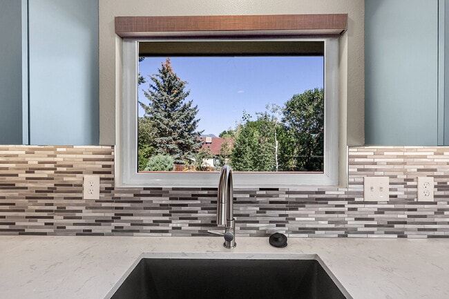 Building Photo - $3,750, 4-Bed, 3-Bath Updated Home in Mani...