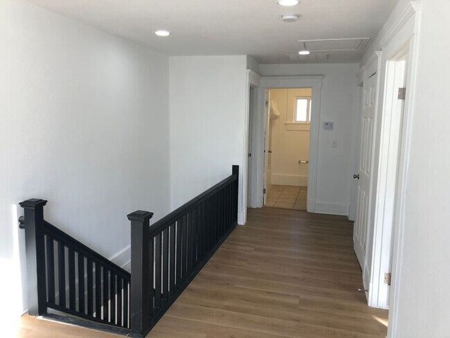 Building Photo - Two Story Home - 7 Bedrooms and 4 Bathroom...