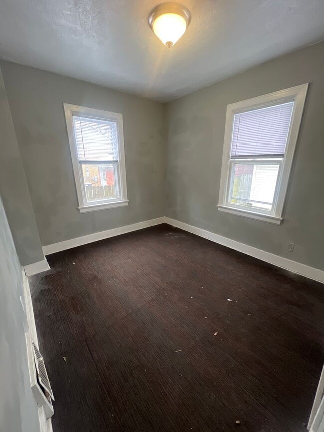 Building Photo - Spacious 3 bedroom 2 bath!