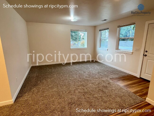 Building Photo - Free Rent! Remodeled 3-Bedroom, 2-Bath Top...