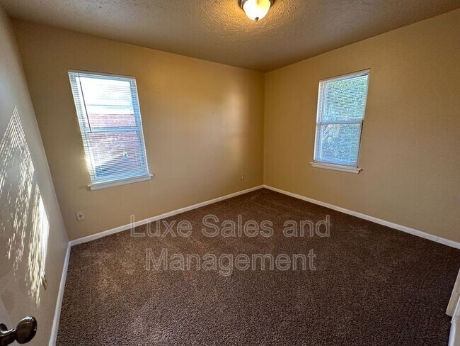 Building Photo - 116 W Rose Dr