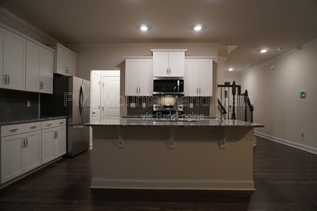 Building Photo - 210 Creekview Rd