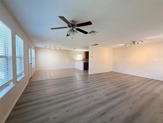 Building Photo - 279 Housefinch Loop