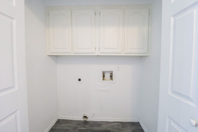 Building Photo - 3 Bed | 2 Bath | South Tulsa
