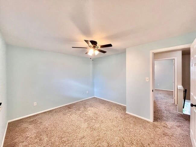 Building Photo - Townhome in Central Windsor!