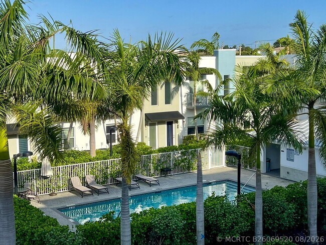 Building Photo - 405 NE 35th Ct