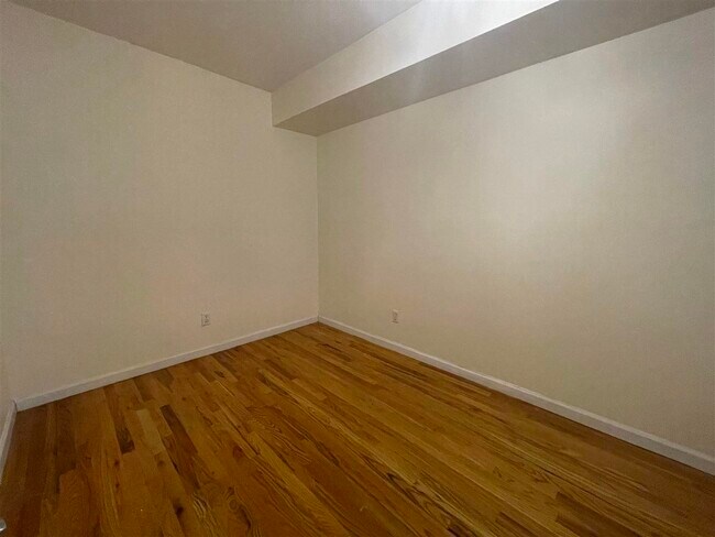 Building Photo - 836 Broadway St