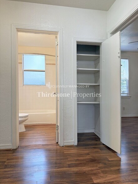 Building Photo - 4833 Kingsbury St