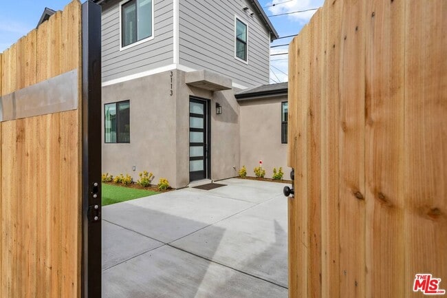 Building Photo - 3113 Hollydale Dr