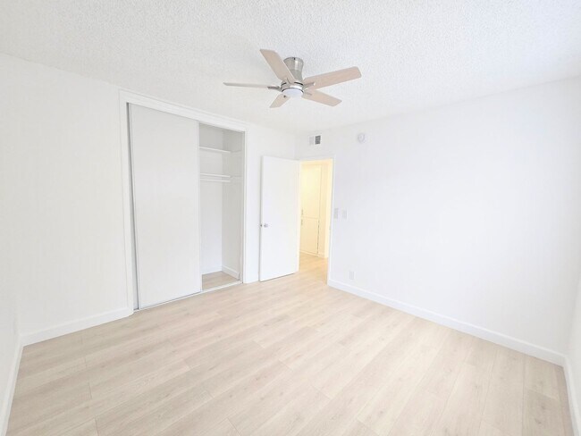 Building Photo - Welcome home! 2bd/2ba unit with parking. Master bedroom with en-suite bathroom!