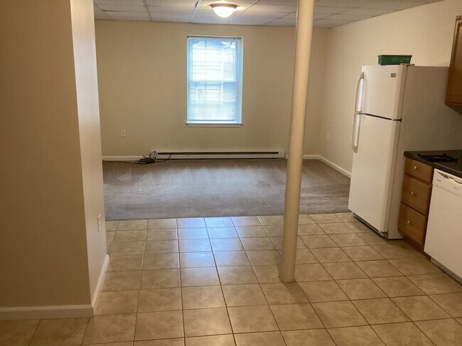 Building Photo - 633 Main St